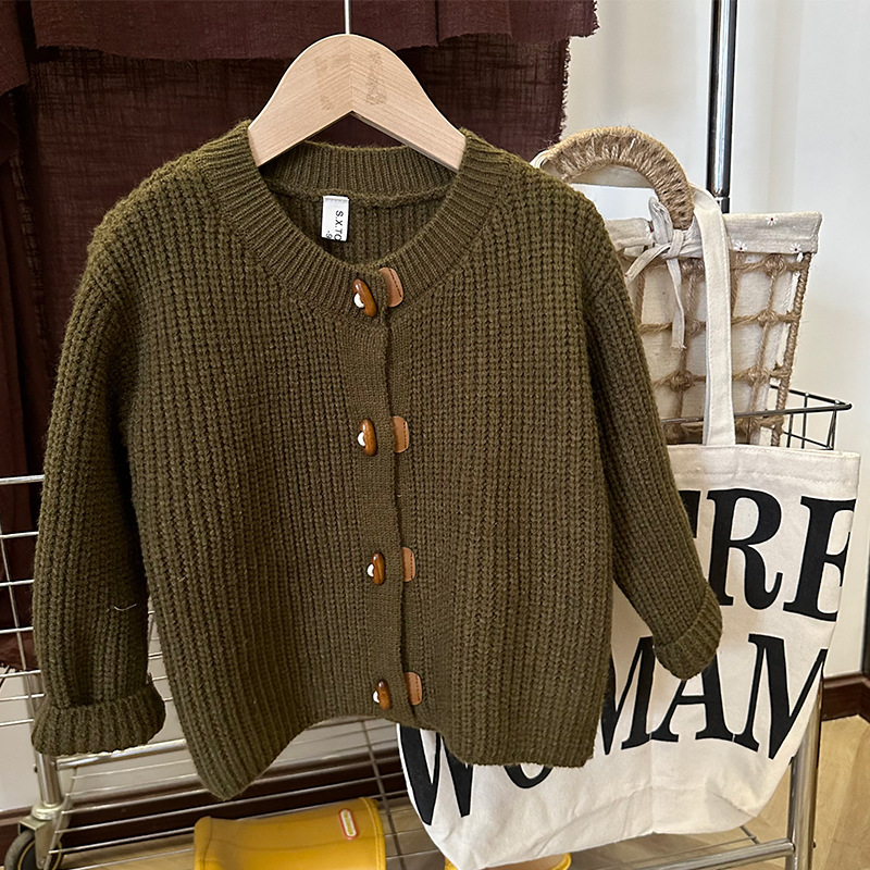 Suéter para niños con botones de cuerno, estilo coreano, cárdigan de punto, nuevo para otoño/invierno 2023, retro, versátil, abrigo de moda para niñas, de tendencia