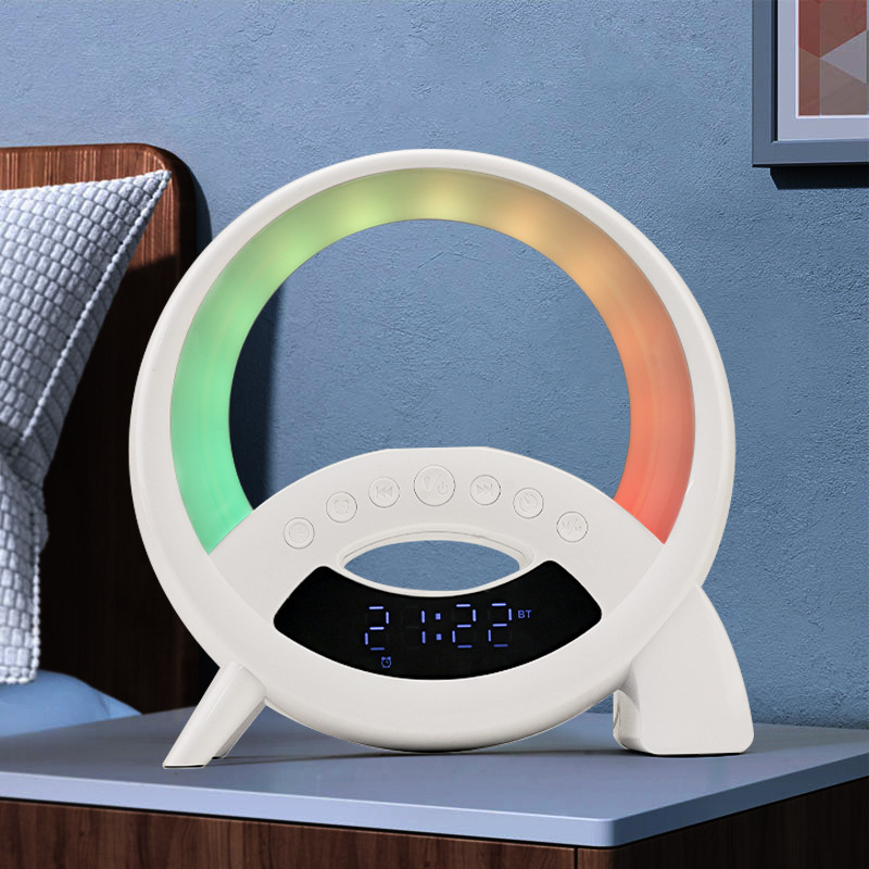 Nueva pantalla grande reloj despertador luz nocturna carga inalámbrica colorida atmósfera lámpara de escritorio lámpara altavoz Bluetooth