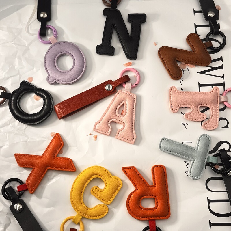 Factory Direct Sales 26 English A-Z Letters DIY Free Combination Pu Accessories Fashion Keychain Box Decoration Pendant