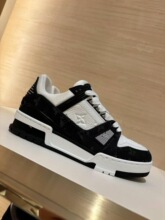 ��ˮ��trainer��Ь�ڷۻ�ɫ��ţ�аٴ��ţ�к���ʿ���eŮʿ��Ь