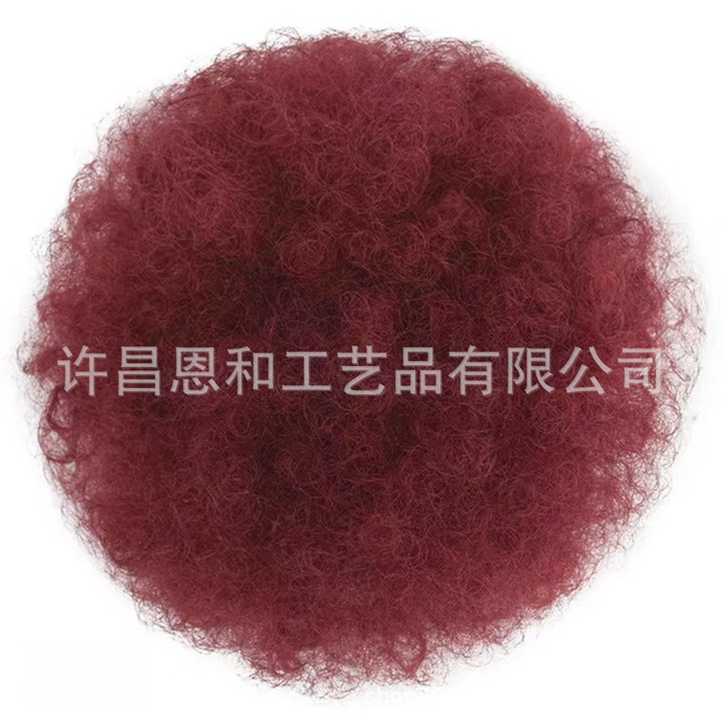 国境を越えたアフリカのかつらは女性のふわふわした髪を包んで毛虫の髪を包んでひもを引いて化学繊維のつぼみを包んでいます。|undefined