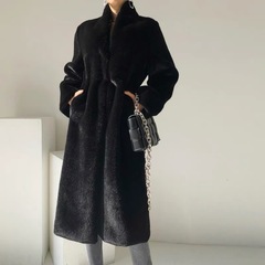 華洋ミンクの毛皮のコートの中の長いタイプの女性のぬいぐるみのコートの立襟の冬の新型の黒色はミンクの毛皮の草をまねます。