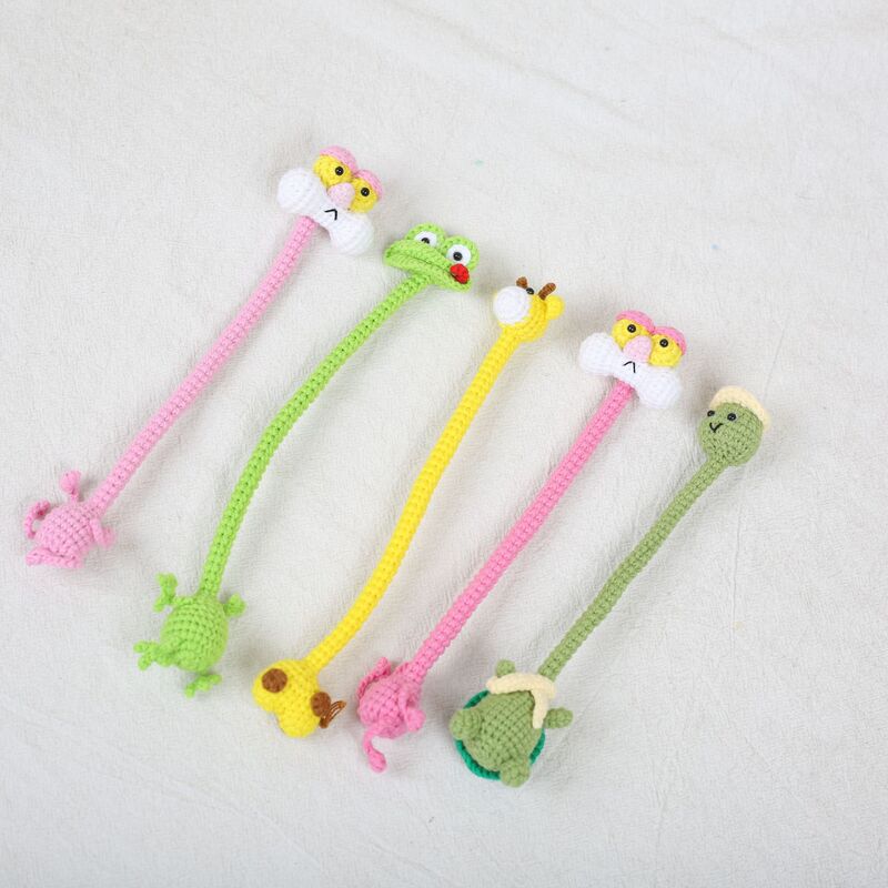 Hand-knitted long-necked animal keychain, cute woolen pendant, bag and car accessory decoration Hand-knitted long-necked animal keychain, cute woolen pendant, bag and car accessory decoration