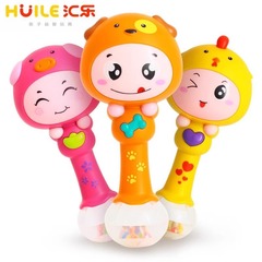汇楽十二生肖リズム棒鈴音楽は赤ちゃんのダイナミック知育早教0-3歳の子供のおもちゃを持っている