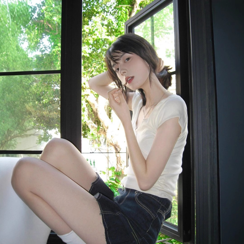 Pure Desire バレエスタイルホワイト V ネックショルダー半袖 Tシャツ女性のための夏 2025 新しいスリムフィットホットガールショートトップ|undefined