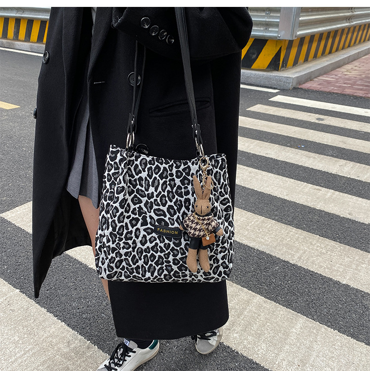Leopard Print Fashion Pendant Large Capacity Autumn And Winter Tote Bag display picture 6