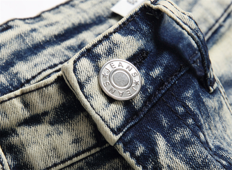 Spodnie jeansowe męskie z elastycznymi, perforowanymi, nadrukowanymi, patchworkowymi wstawkami, dopasowane do sylwetki_voghion.com