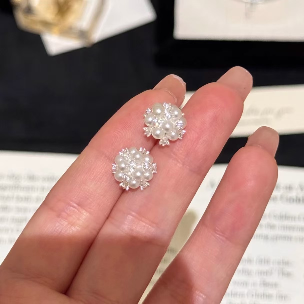 Nuevo micropartón de piedra hortenida flores perlas perlas nicho femenino diseño de alta sensación pendientes de moda joyas de orejas