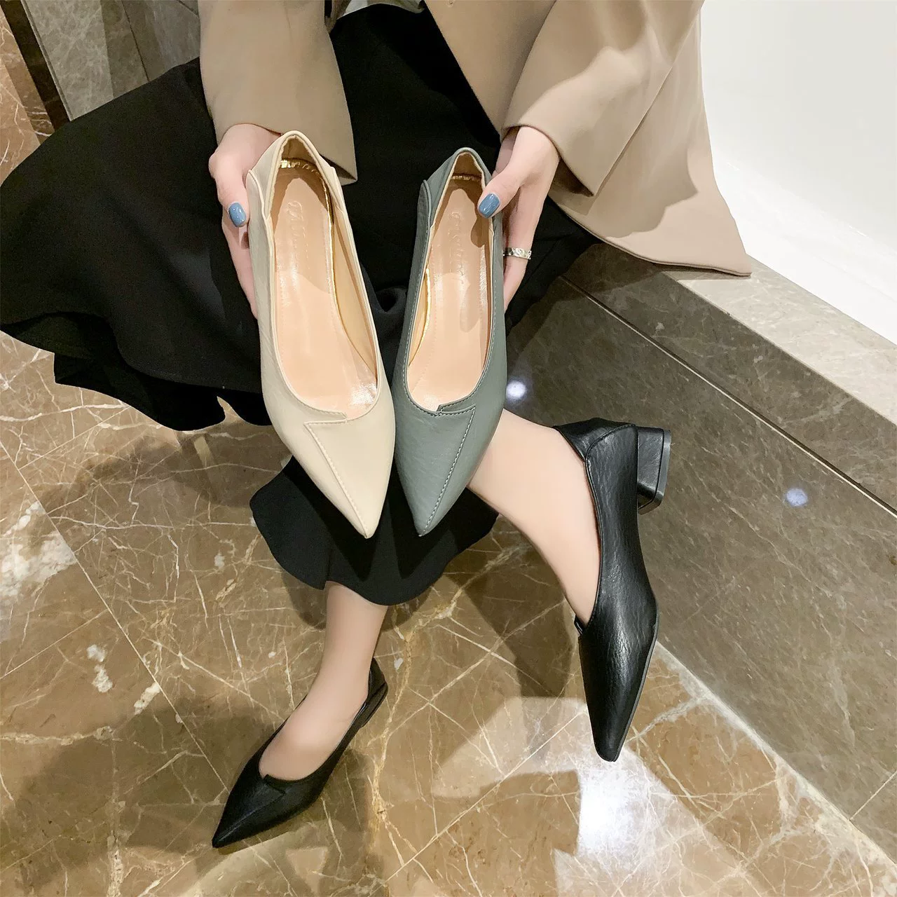 Простая женская обувь на танкетке на массивном каблуке 2023 осень новая сказочная Мелкий рот интернет-знаменитости нежные однослойные туфли с острым носком для женщин