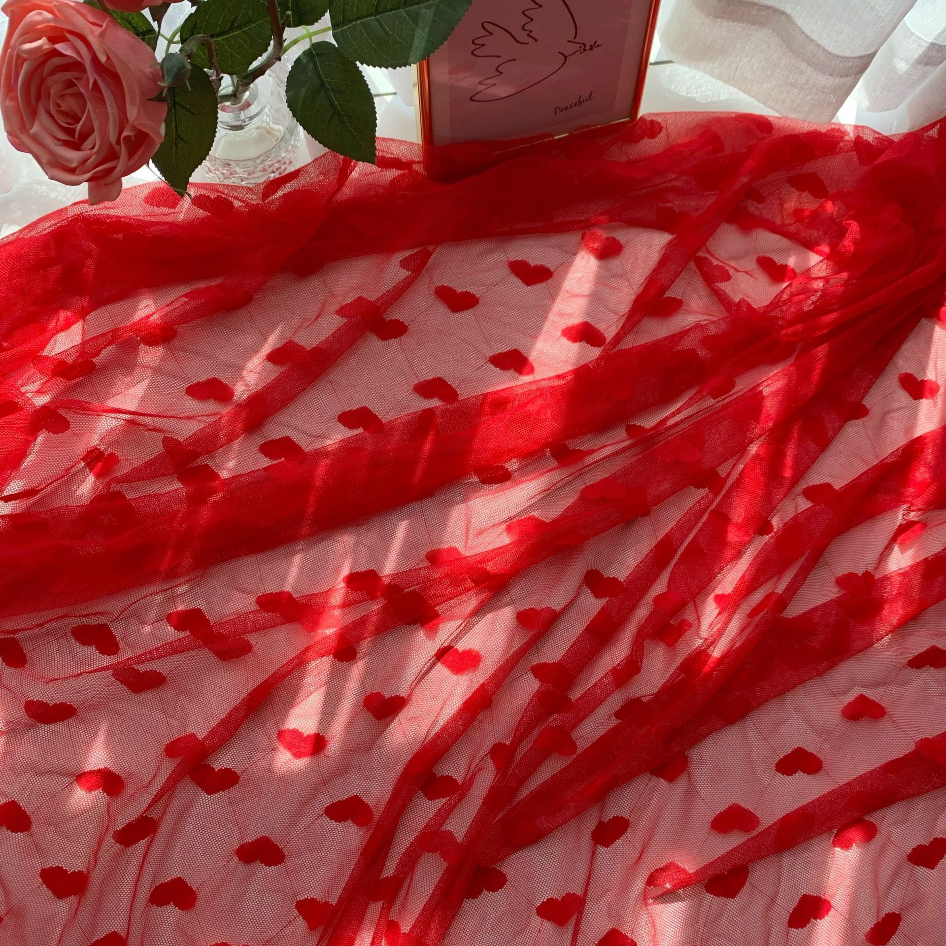 Suministro directo de fábrica jinammonia encaje elástico jacquard malla rombo amor bottoming camisa vestido de novia tela en stock lote multicolor