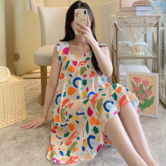 夏のパジャマの女性の花柄のストラップ