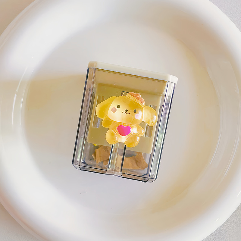 漫画の二重穴の学生のかわいい携帯の筆を回転する刀の子供の太い鉛筆は筆を削ります。|undefined