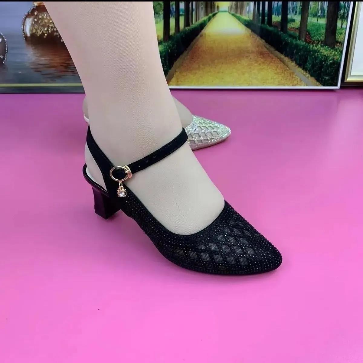 Sandalias de moda sandalias de diamantes de imitación Sandalias de tacón bajo hebilla de malla zapatos de moda nuevos zapatos de mujer huecos transpirables zapatos de mamá