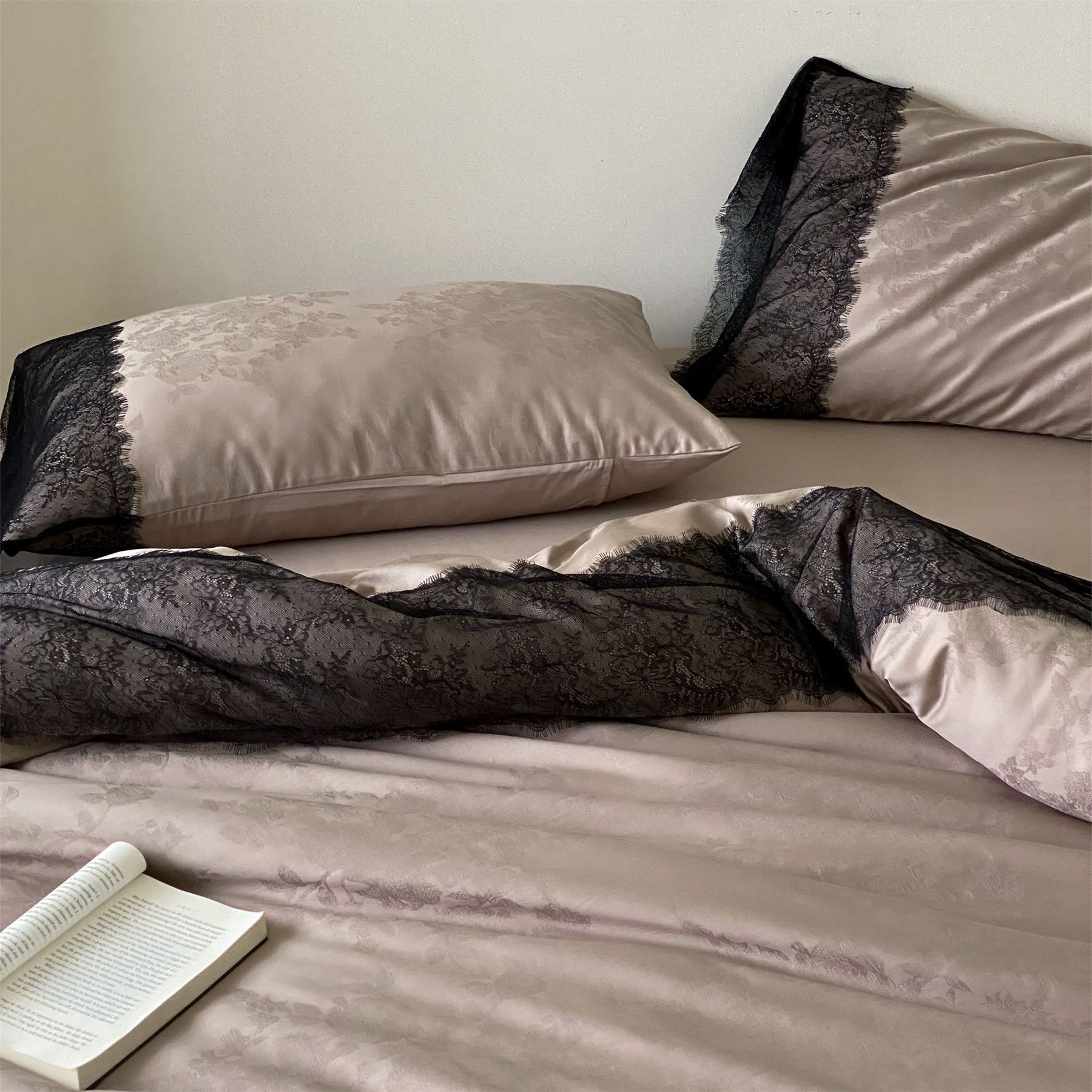 Nordiskt boho bäddset i bomullsjacquard med spetskant_voghion.com