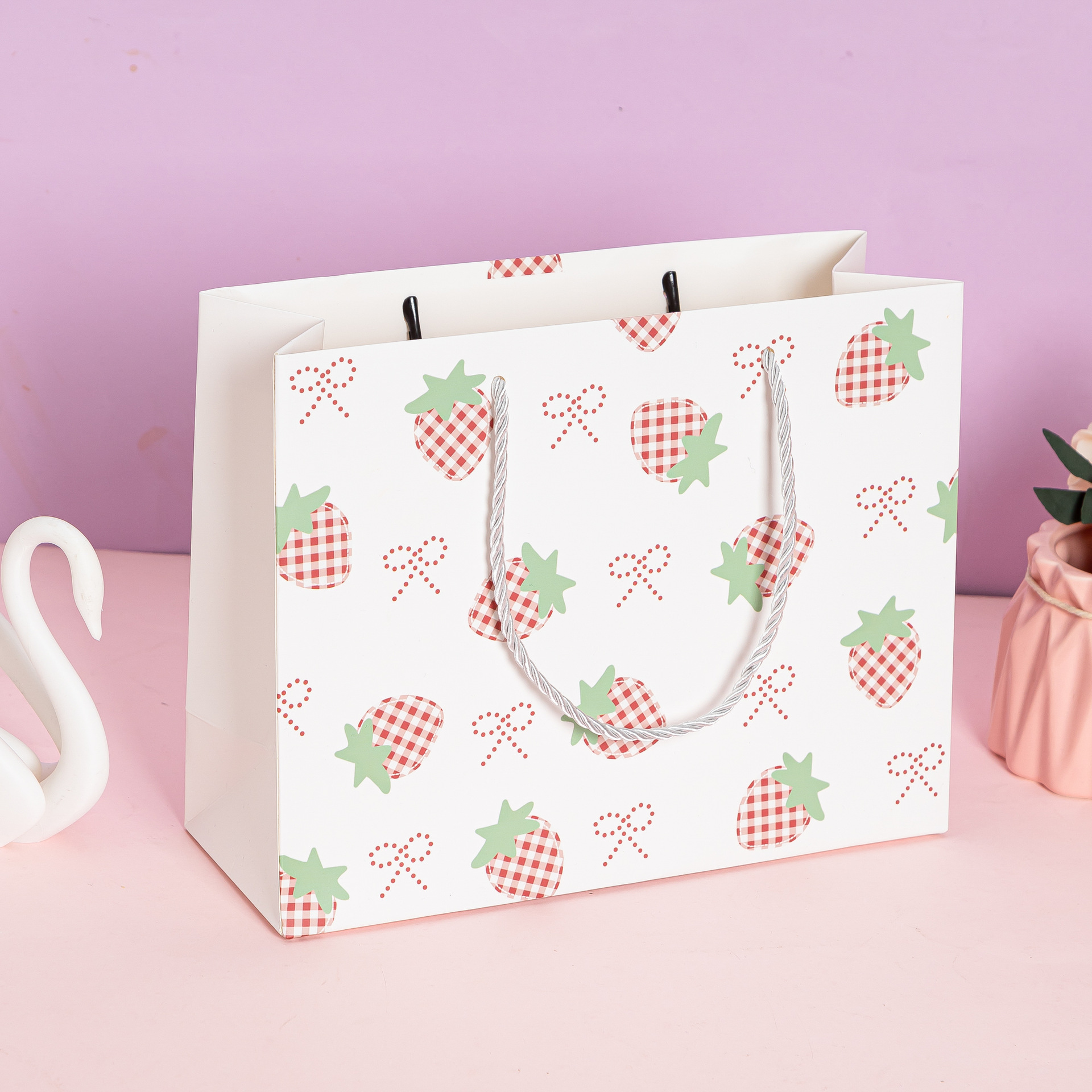 Nuevas bolsas de regalo horizontales una variedad de bolsas de regalo de alta calidad para regalos de fábrica general venta directa al por mayor