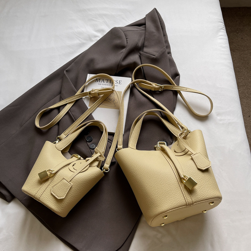 Bolso de cubo portátil con patrón de lichi de alta gama para mujer 2025 nuevo bolso de hombro de todo fósforo de moda bolso de mensajero casual de estilo occidental