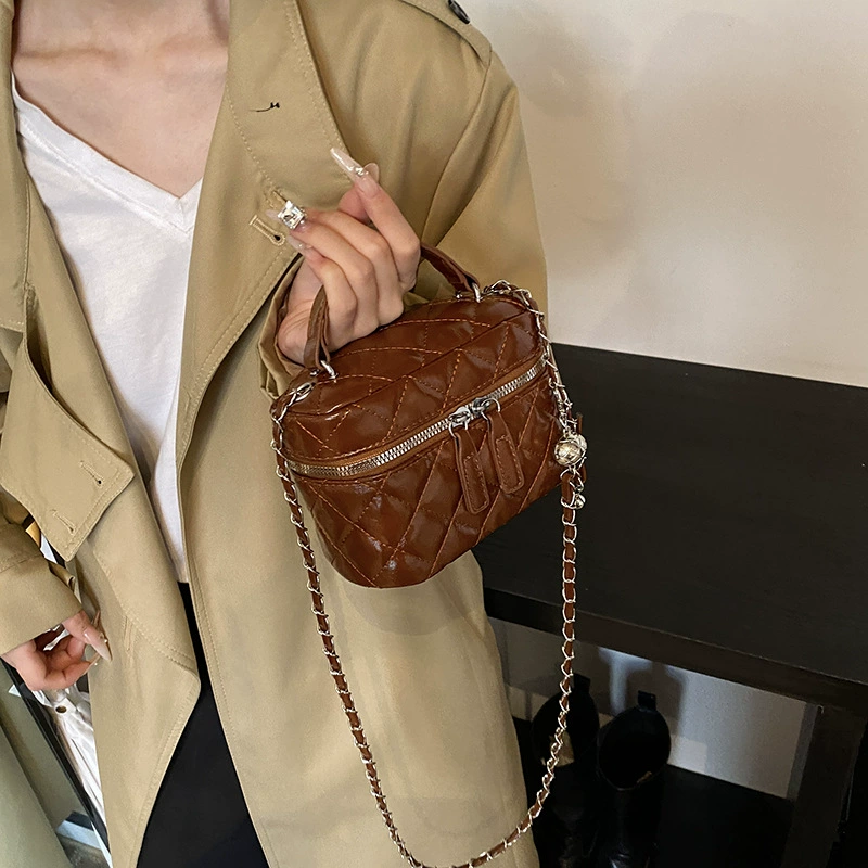 Small universal chain with diamond pattern, summer capacious one-shoulder bag