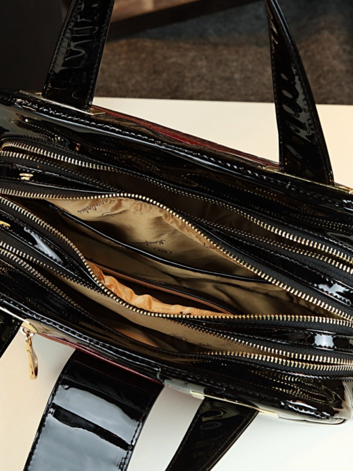 Bolso de mujer 2025, nuevo multicapa de hombro de cuero suave de mediana edad, bolso de almohada portátil de Boston.