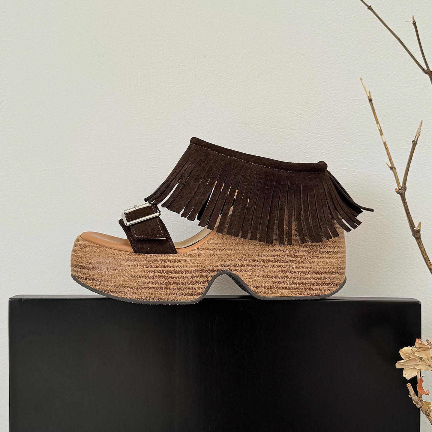 Sandal nữ hở mũi đế dày gót 11 cm tua rua quai ngang khóa — nâu sẫm