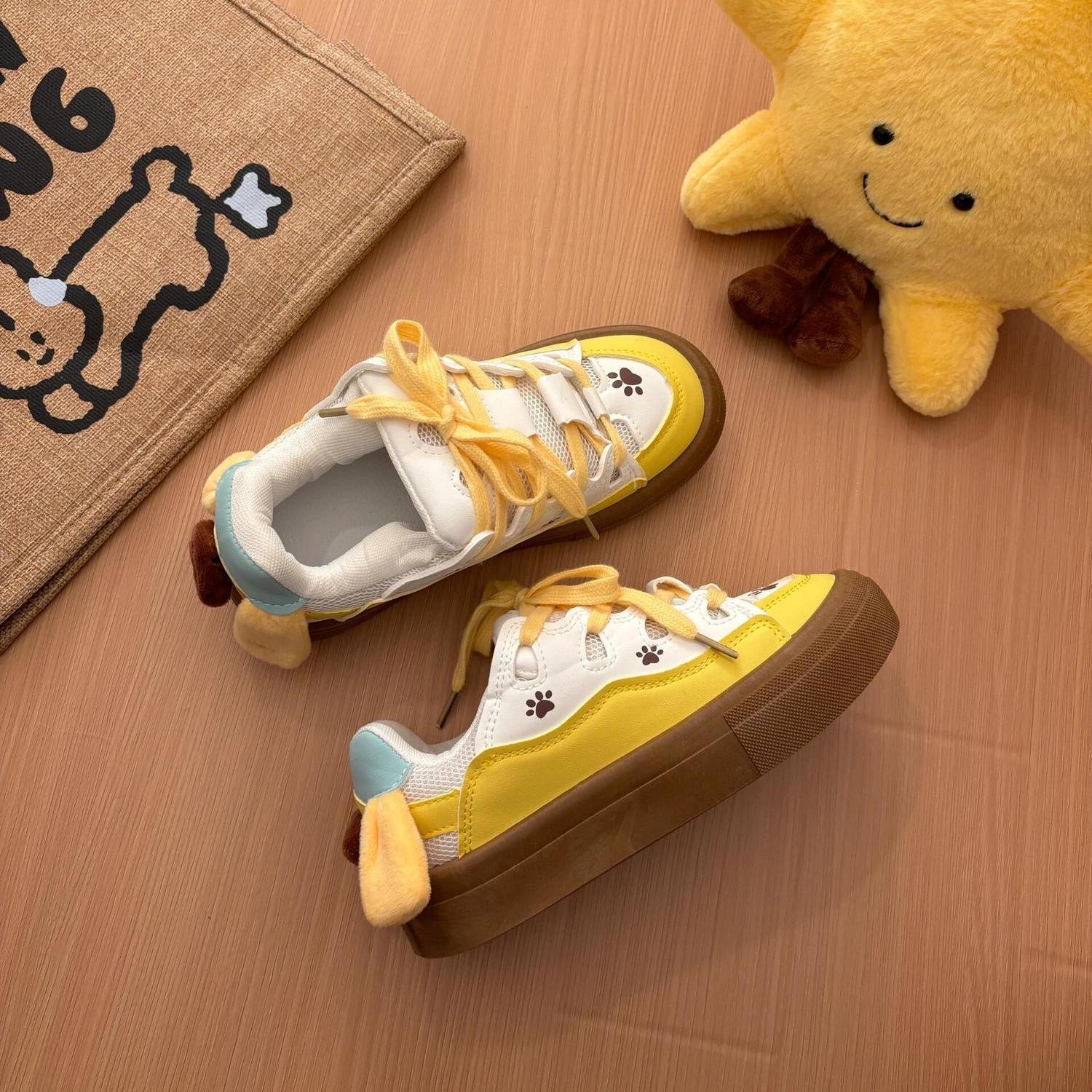Zapatos casuales amarillos de leche de suela gruesa 2025 nuevo nicho de diseño de perro pudín diseñado para estudiantes zapatos de skate versátiles zapatos de pan para mujeres