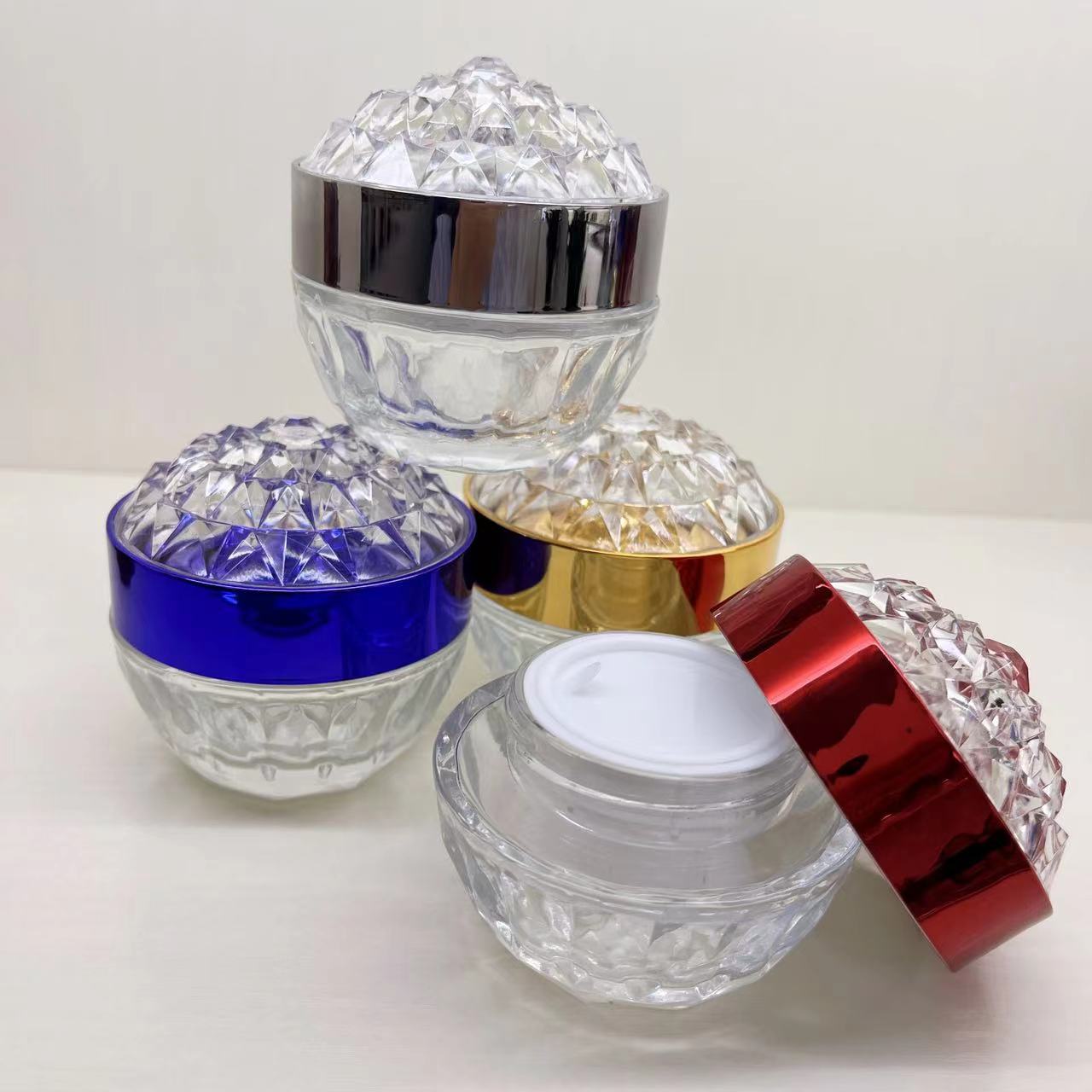 En stock suministro de 30ml botella de loción de vidrio botella de base líquida botella de prensa cuadrada esencia de aislamiento crema sub-botella