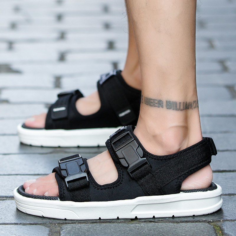 남자 샌들 2024 여름 새로운 두꺼운 밑창 한국 학생 스포츠 야외 해변 신발 국경 재고 도매