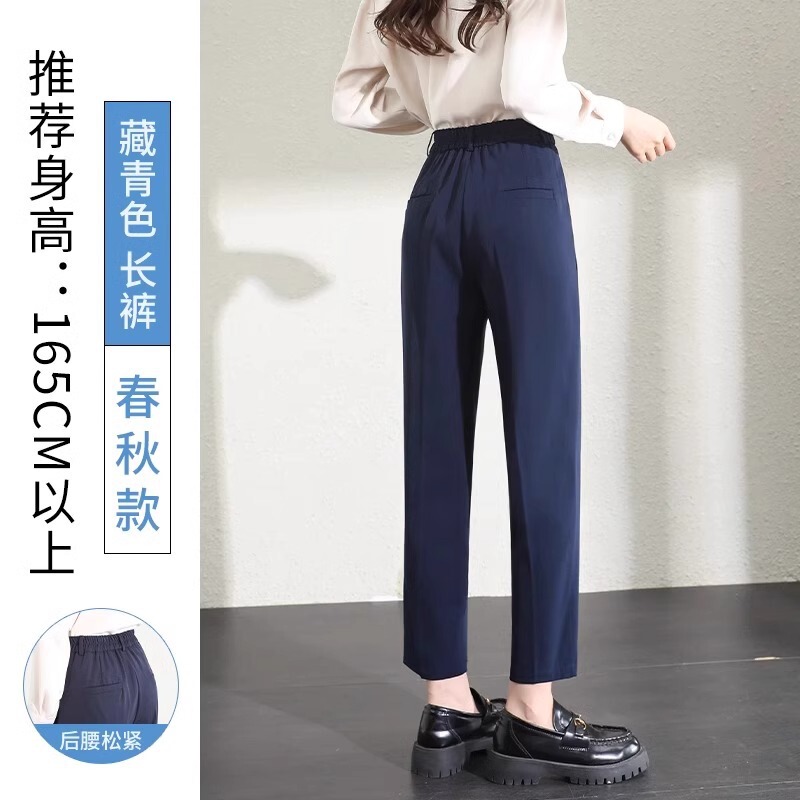黒いスーツのズボンの女性のペンダント感があります。|undefined
