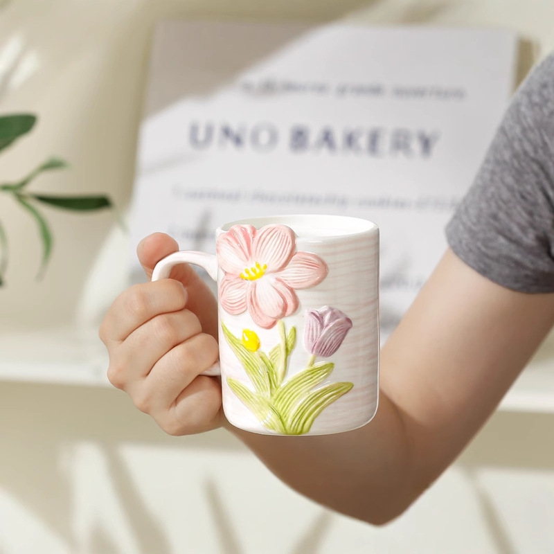 釉薬の下の色の陶磁器の杯の花のコップの小さい大衆はスプーンの陶磁器のマグカップの女子学生の高い顔の値のコップの卸売りの贈り物を持ちます。|undefined