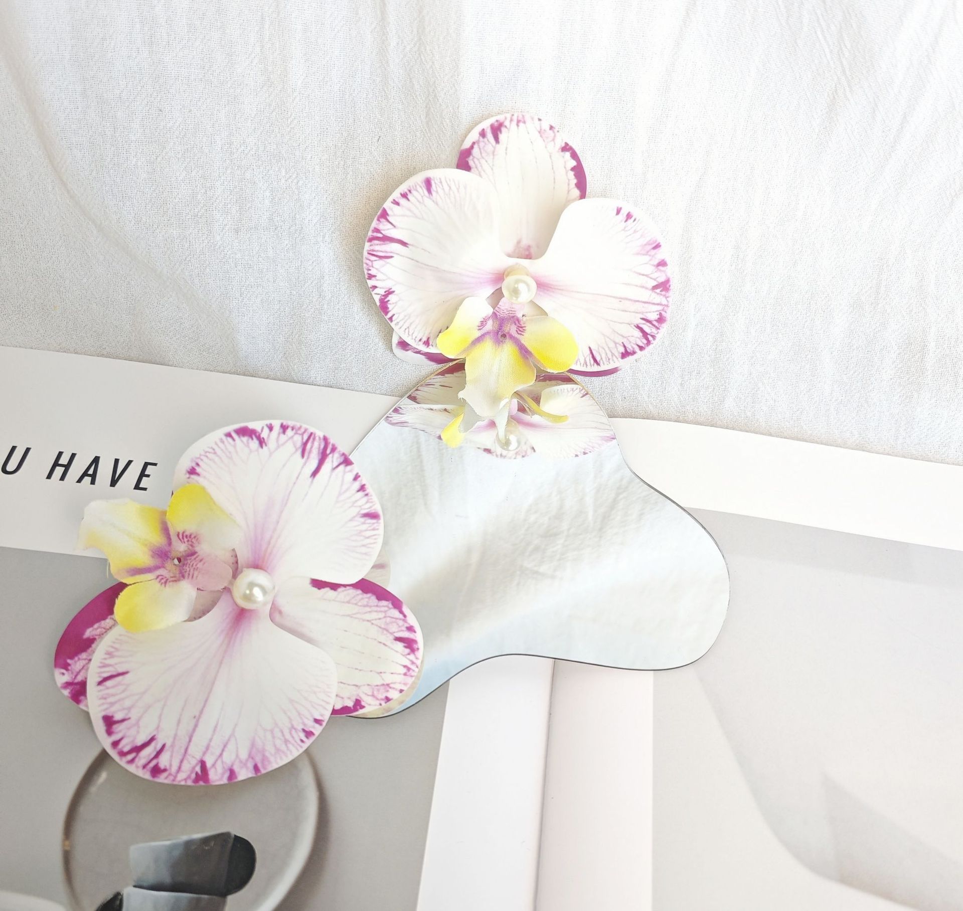 흰색과 보라색 가장자리 클립