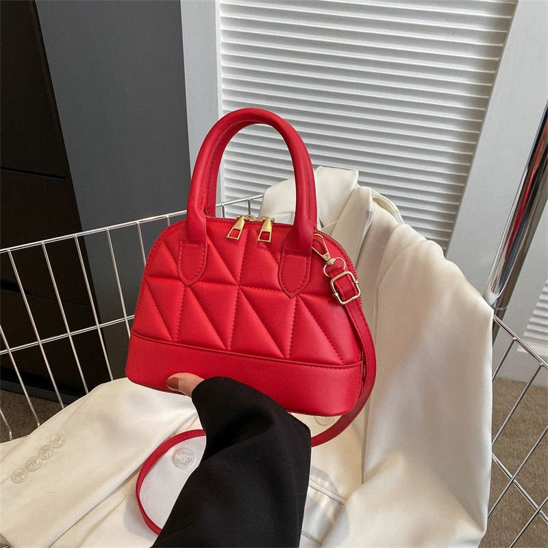 Trendige, gesteppte Handtasche mit Prägung – Frühjahr 2023: Modische Umhängetasche für Damen_voghion.com
