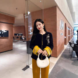 真丝丝绒棉服胸口重工手工钉珠袖口拼接手工钉珠提花水貂毛外套女