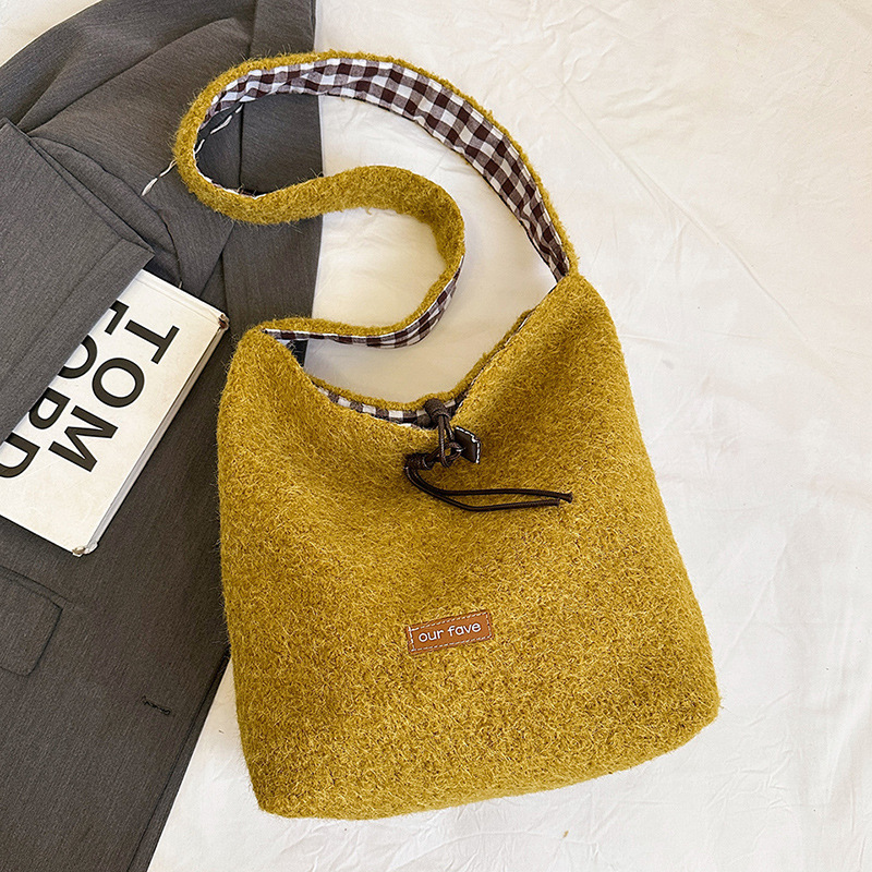 Otoño e invierno bolsas de lana mujeres 2025 nuevo estilo coreano bolsas de balde de peluche suave pegajosa estudiantes de clase de mochila de hombro de moda