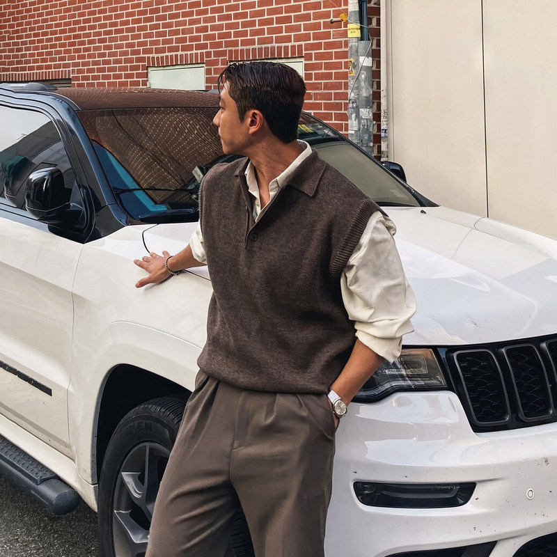 DAVID&ME Autumn/Winter Old Money Style Sleeveless Sweater for Men, Casual Layered Vest in Deep Brown Knitwear