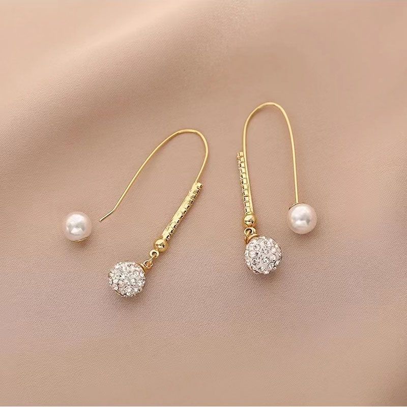 Brincos de gancho em prata 925 com cravação de diamantes, design elegante e sofisticado, modelo 2023 com detalhes em pérola._voghion.com