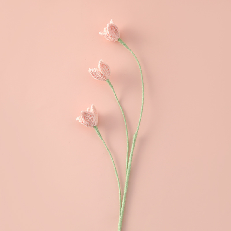手作りのかぎ針編みのかわいい4つの小さな開花した完成品の小さな妖精の花の枝は、先生、恋人、親友に贈られ、幸福を意味します。|undefined