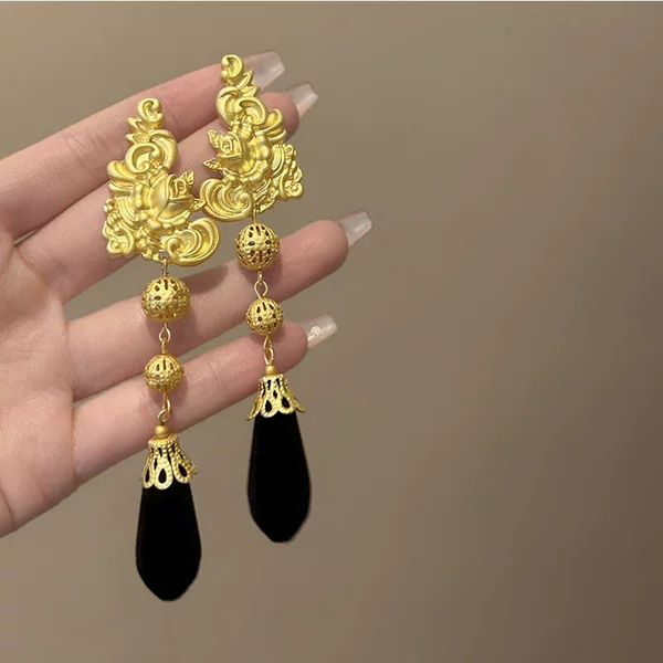 Golden Embossed Xiangyun New Chinese Style National Style Earrings Retro Light Luxury High-end Tassel Earrings 2024 Exaggerated Earrings