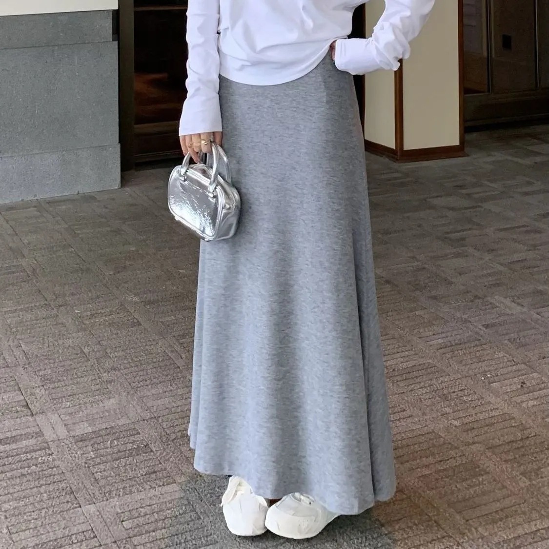 밝은 회색