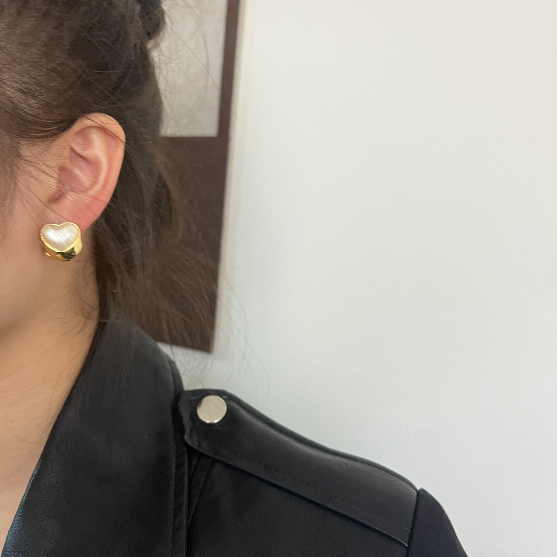 Letras de metal amor pendientes de oro perlas pendientes de clase lujosa retro retro Europa y América orejas rojas de moda