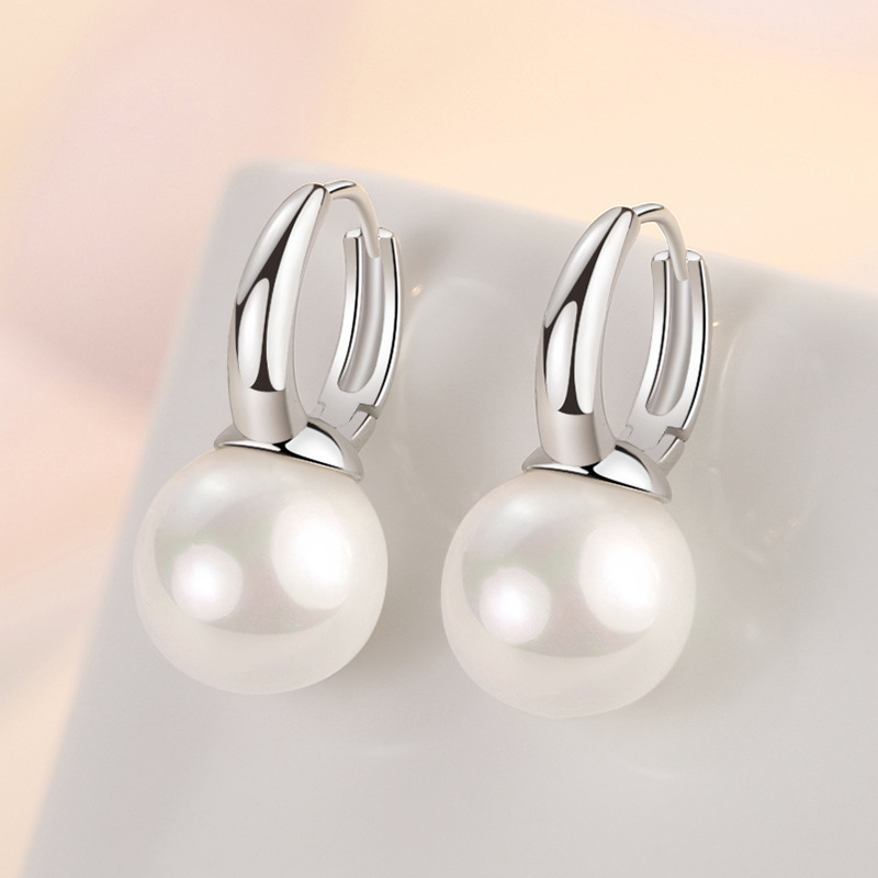 Retro design earrings from pearl