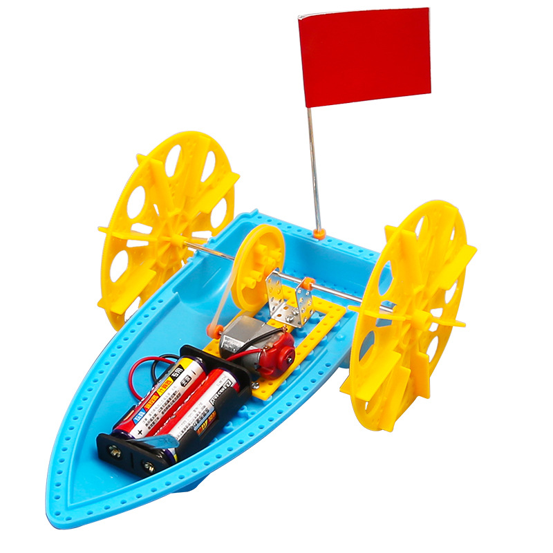 Los estudiantes inventaron científicamente el modelo eléctrico de barco con ruedas brillantes, tecnología, pequeña producción, trabajos experimentales científicos hechos a mano de bricolaje, materiales