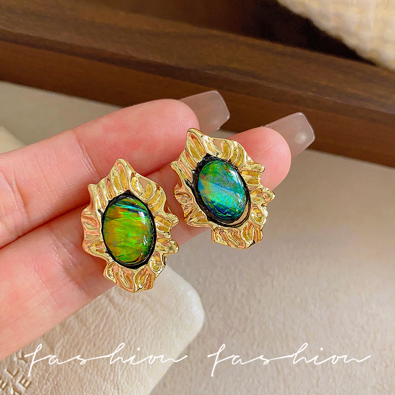 European and American Palace Style Medieval Vintage Retro Elegant Oil Dripping Metal Earrings Women's Imitation Emerald Earrings