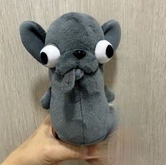 ぼんやり萌えチワワの子犬のぬいぐるみは黒い白いお笑いのアイデアの犬の人形のプレゼントを掛けます。
