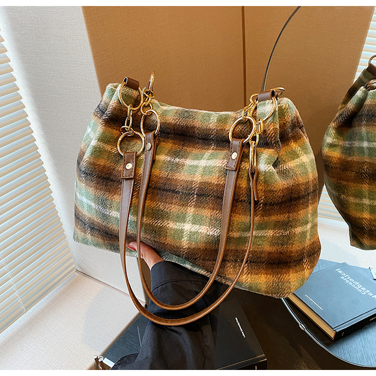 Large capacity tote female niche design, commuting outdoor travel bag, high-end casual autumn and winter new item_voghion.com