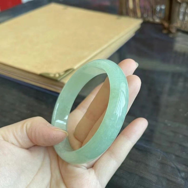 Vòng tay nữ ngọc bích tự nhiên Miến Điện băng sáp xanh nhạt cao cấp có giấy chứng nhận chi tiết 3