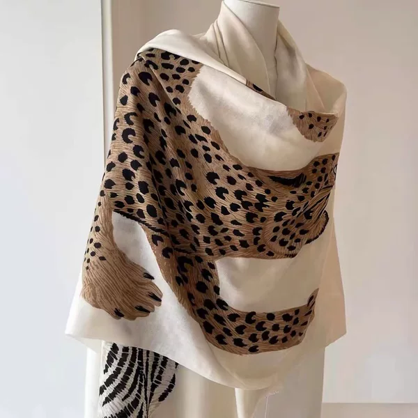 Retro leopard print scarf, European and American style, soft and skin-friendly fleece, new design, can be used as a neck warmer or a shawl, women's autumn and winter scarf