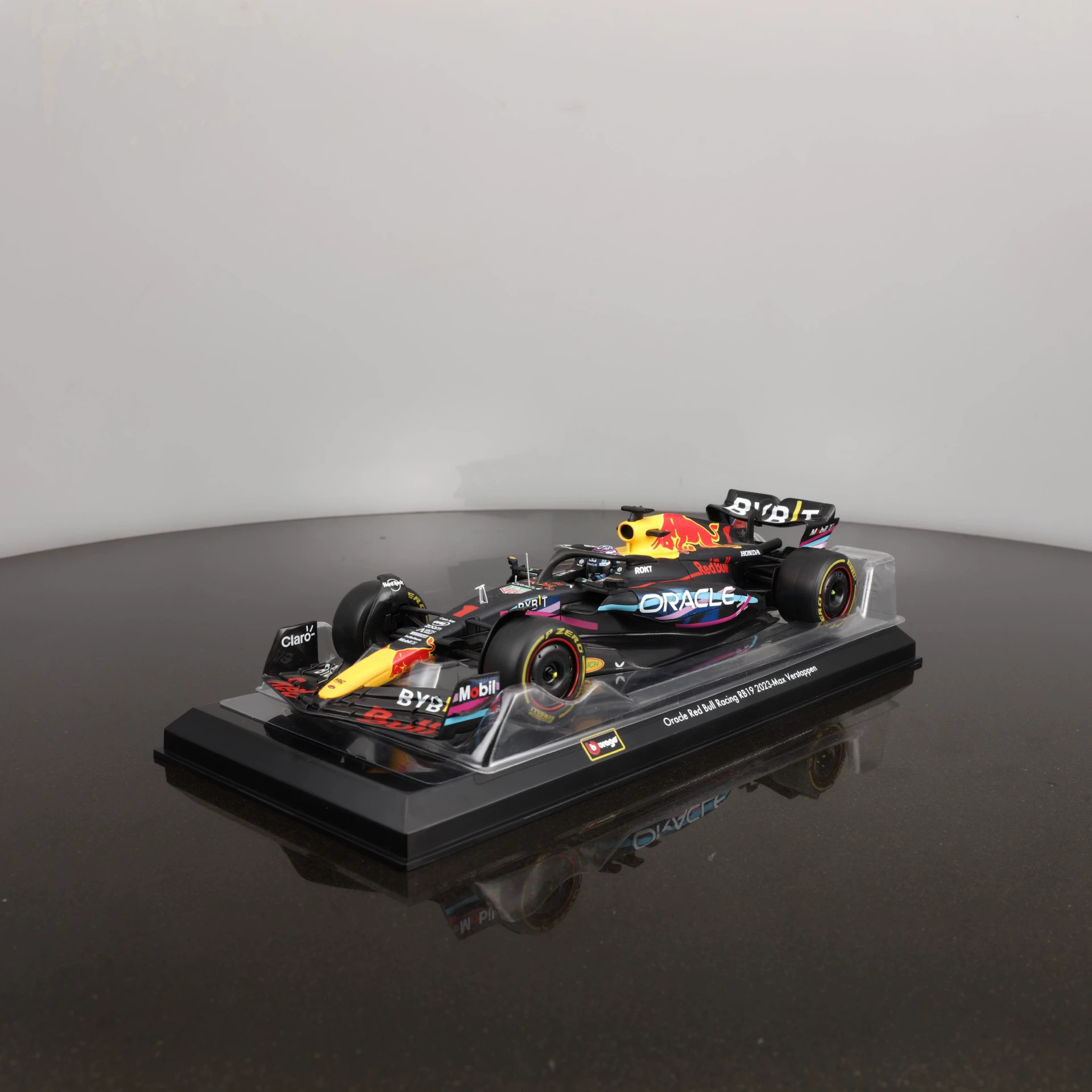 Литейная модель автомобиля (Bburago) Red Bull RB18 1:24, 2022, реалистичная выставка коллекционеров