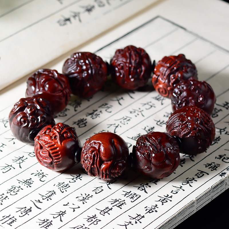 Yashil sandal daraxti, yuqori zichlikdagi binafsha sandal daraxti, Tongka sandal daraxti, Yangi Shan sandal daraxti, xitoycha uslubdagi ikki tomonlama o'yma Budda qo'li, Pixiu va Arhat bilaguzuk, madaniy va badiiy aksessuar.