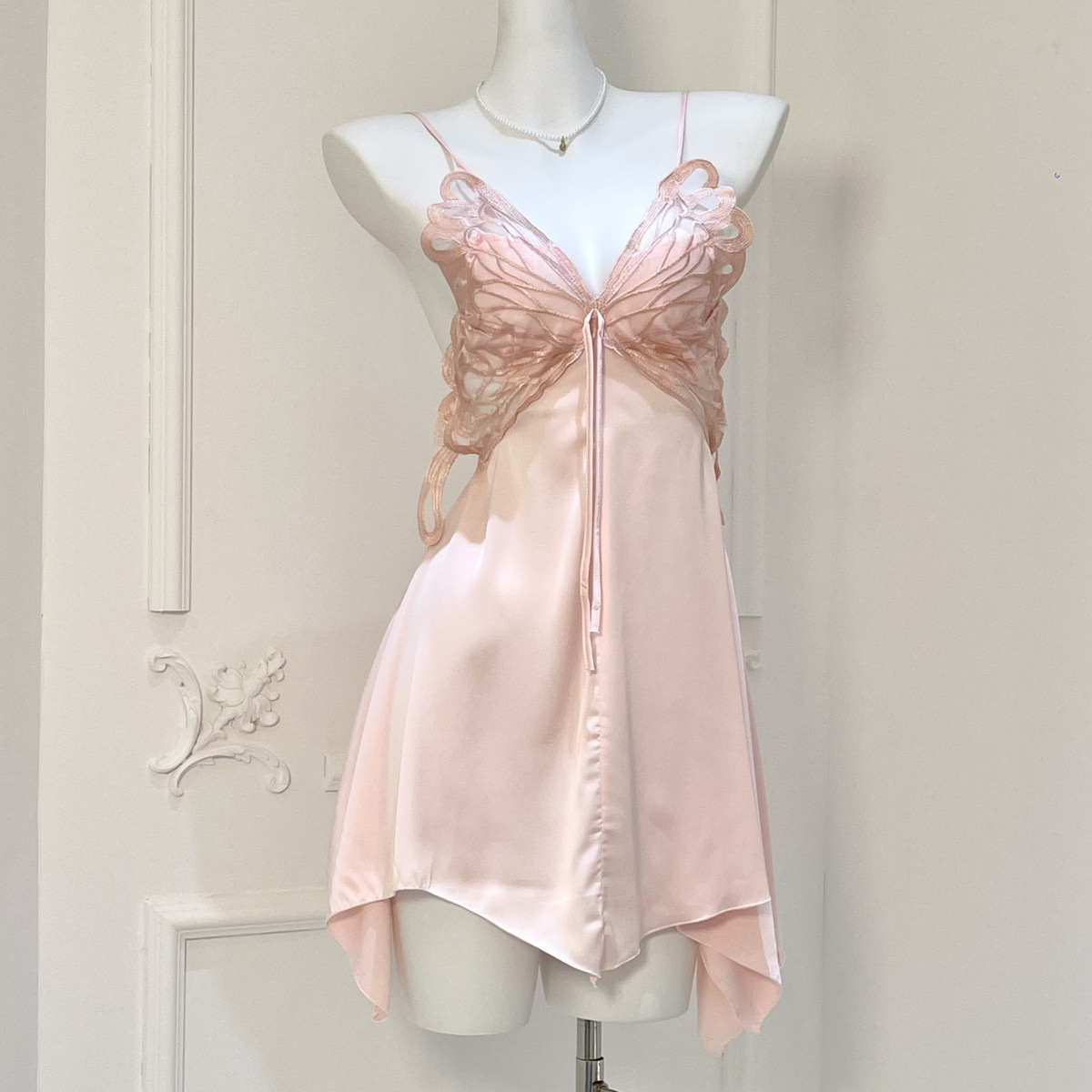 Nuevo pijama de verano para chicas delgado puro deseo de viento sexy mariposa hueca hermosa espalda hielo y nieve seda falda de cinturón ropa para el hogar