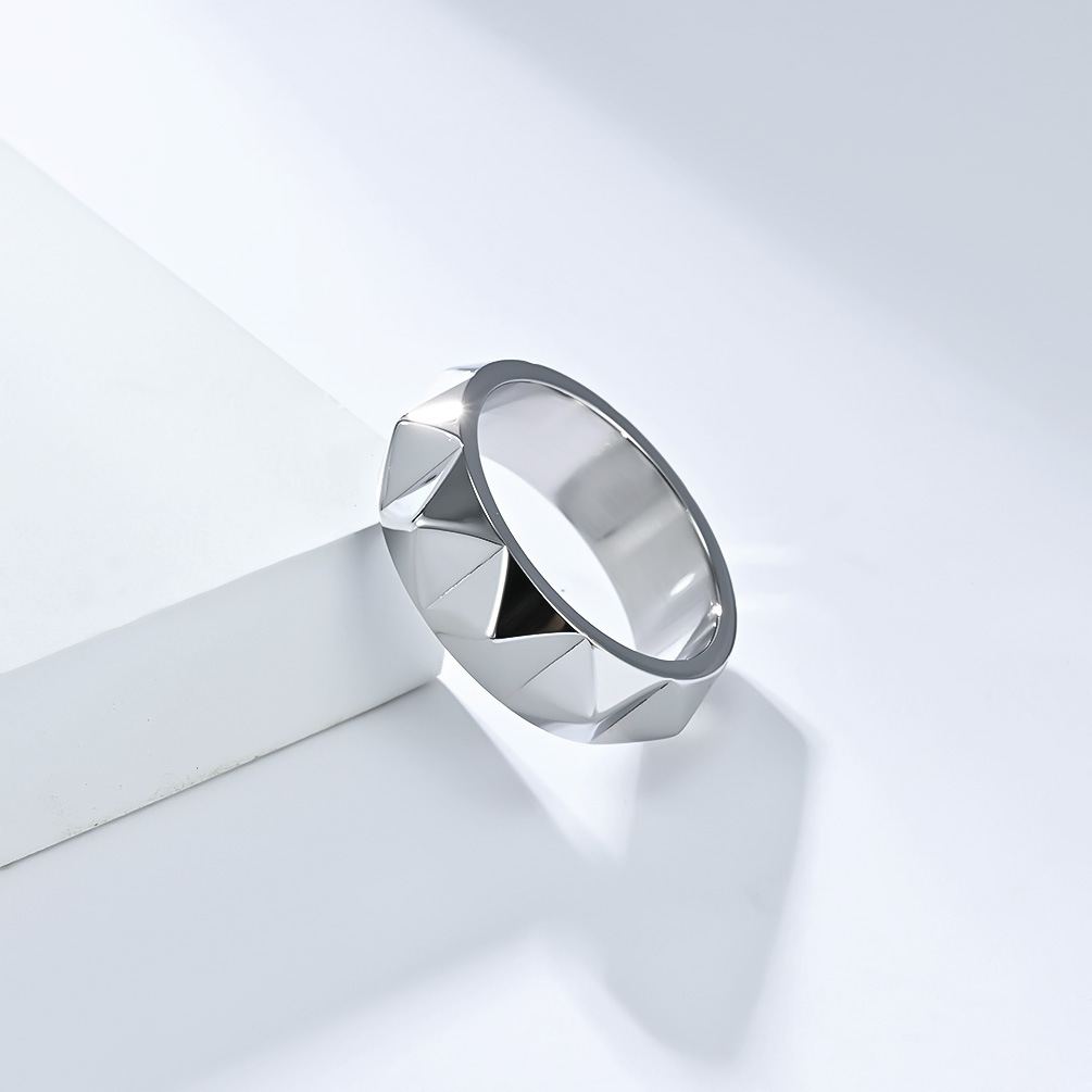 Ring van titaniumstaal voor heren met kegelvormig design_voghion.com