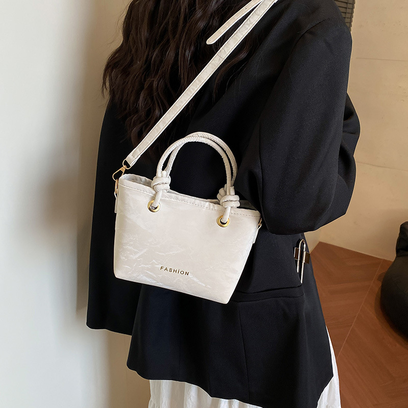 Tendencia versátil bolso de hombro 2025 nuevo estilo de moda casual bolso de cubo de mano para mujeres coreanas bolso de mochila simple para mujeres